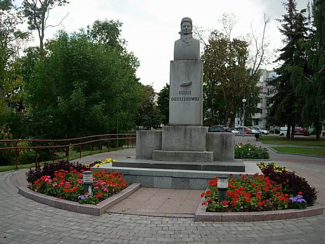 Памятник Э.Ожешко в Гродно